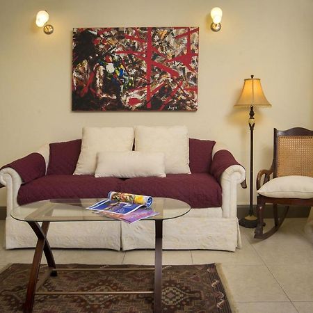 Ground Floor Apartment Located In Hometown, 5 Min Walk To The Beach 세인트 제임스 외부 사진