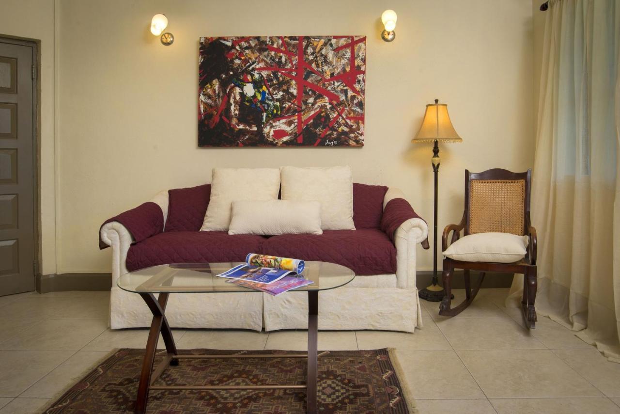 Ground Floor Apartment Located In Hometown, 5 Min Walk To The Beach 세인트 제임스 외부 사진